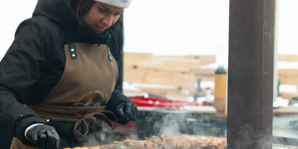 Köchin am Grill