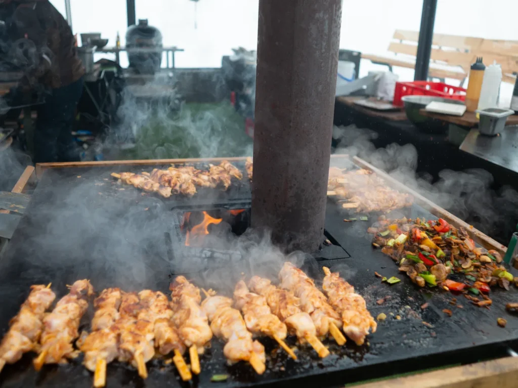 Spieße auf dem Grill