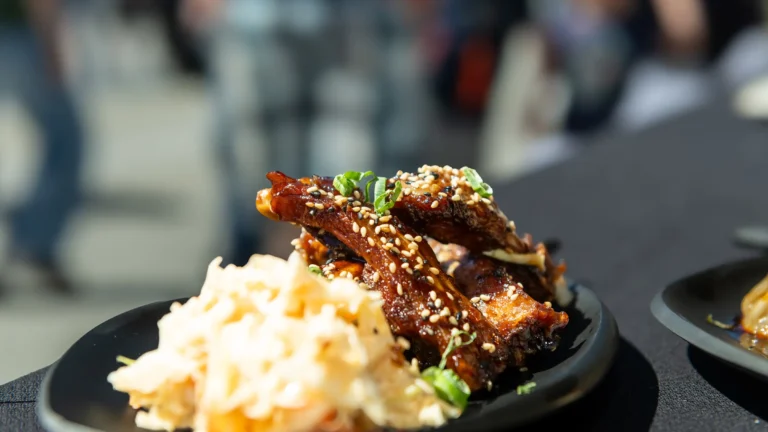 Glasierte Spareribs mit Krautsalat